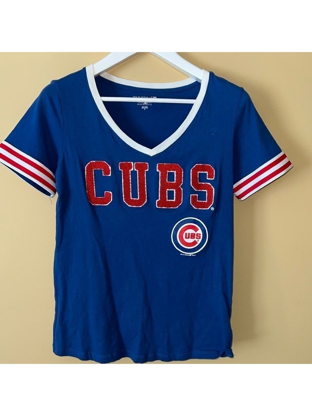 CHICAGO CUBS fan shirt. V-neck. Size medium. Excellent condition - Picture 1 of 8
